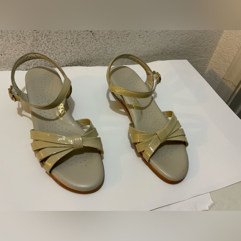 SAS Sandals Strappy Vintage Beige Tripad Comfort Tiny Wedge 9N
